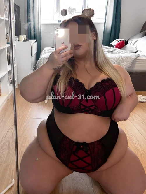 Snapchat nude avec une jeune obèse de Toulouse fan de lingerie sexy et qui s'exhibe